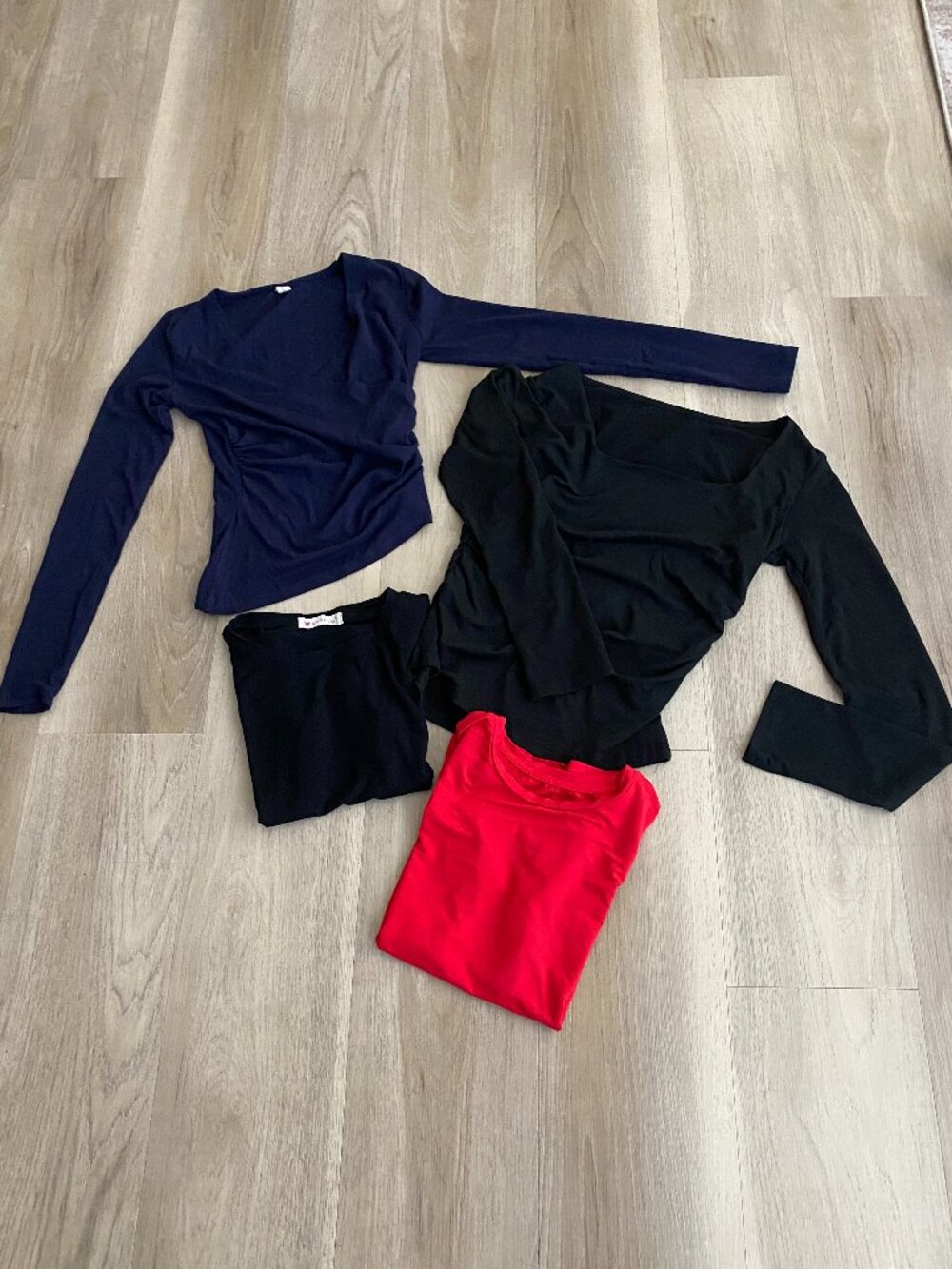 4 Piece XS Shirt Bundle Ruched Tops Black Navy Red Stretch Fitted Layering Basic